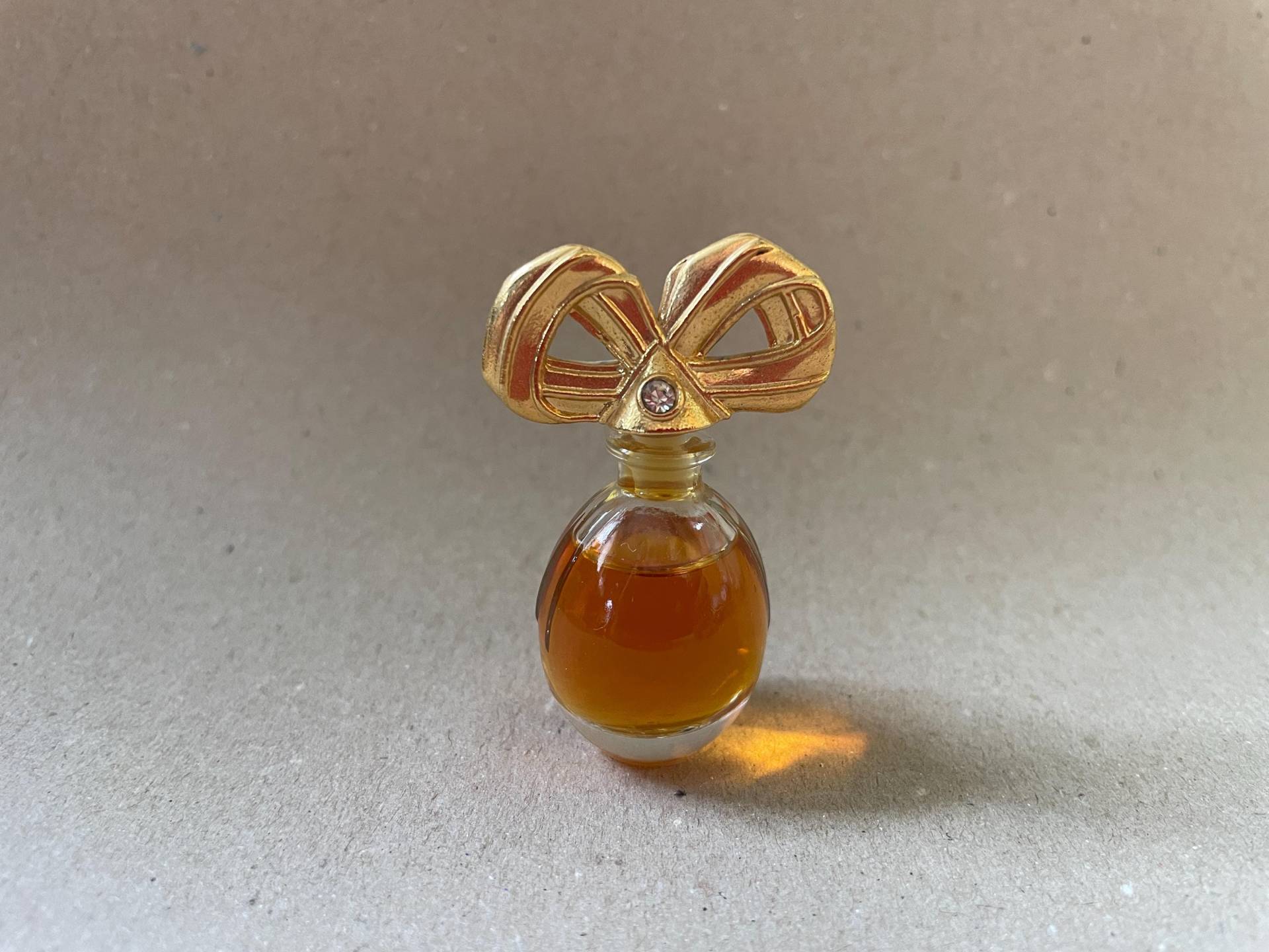 Elizabeth Taylor White Diamonds Vintage Mini Parfüm Flasche 0.12 Oz 3, 7 Ml Eau De Toilette Elizabeth Taylor White Diamonds Vintage Mini Parfüm Flasche 0.12 Oz 3, 7 Ml Eau De Toilette von Etsy - MyLittleScents