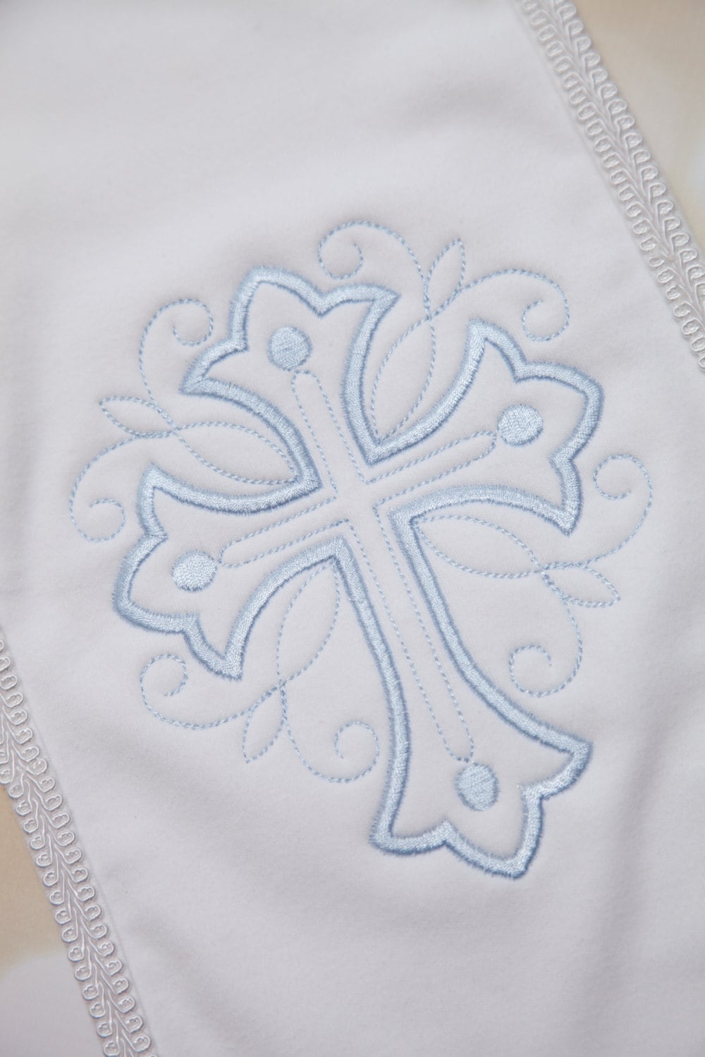 Baby Junge Weiß Spucktuch Mit Großem Stickkreuz von Etsy - MyLolliflopsLLC