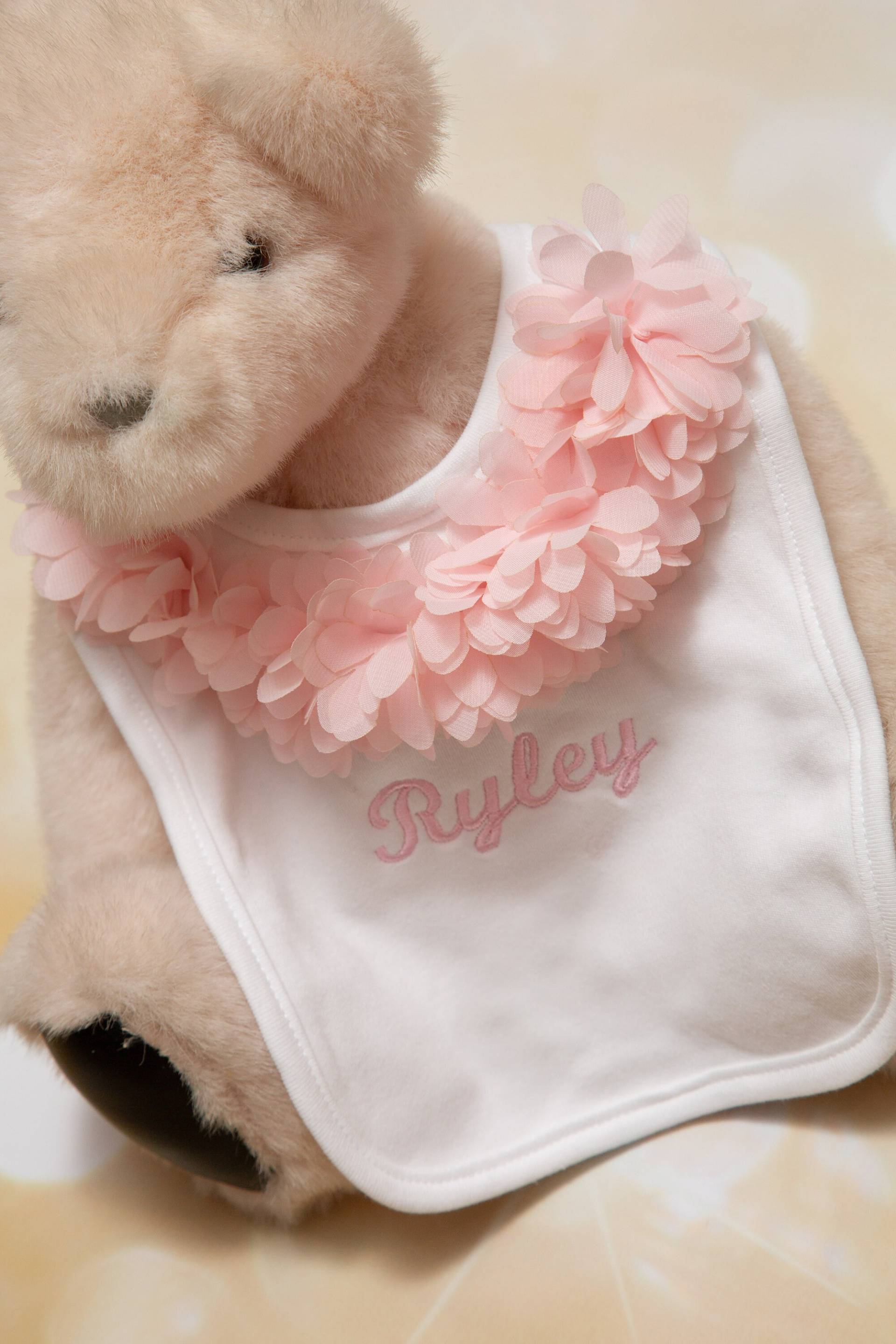 Baby Mädchen Personalisierte Lätzchen Bestickt Weiße Mit Flauschigen Chiffon von Etsy - MyLolliflopsLLC
