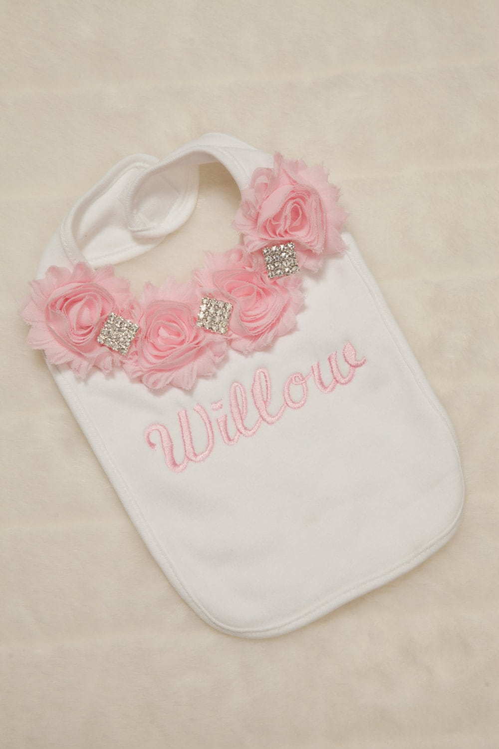 Gestickte Weiße Lätzchen-Baby-Mädchen Personalisierte Lätzchen Mit Chiffon Und Strass von Etsy - MyLolliflopsLLC