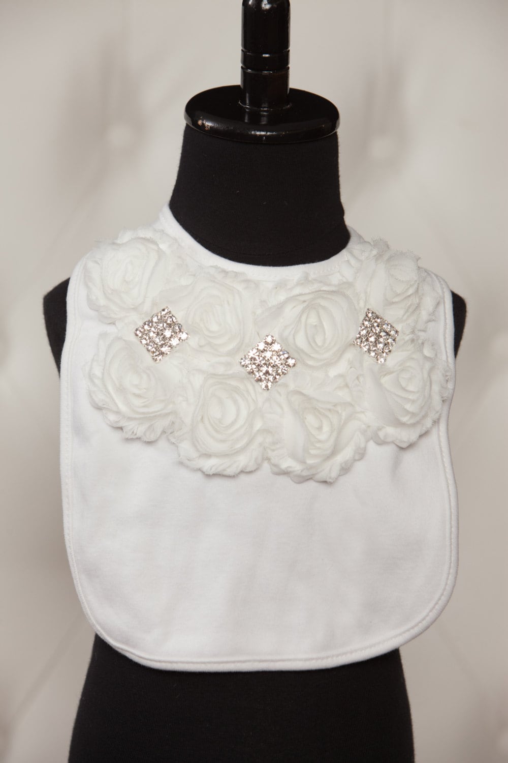 Weißes Lätzchen Baby Mädchen Mit Off White Chiffon Und Strasssteinen von Etsy - MyLolliflopsLLC