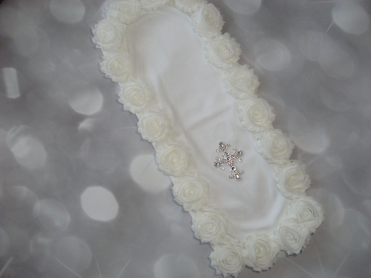 Weißes Spucktuch Mit Off White Shabby Chiffon Blumen Und Strass Kreuz von Etsy - MyLolliflopsLLC