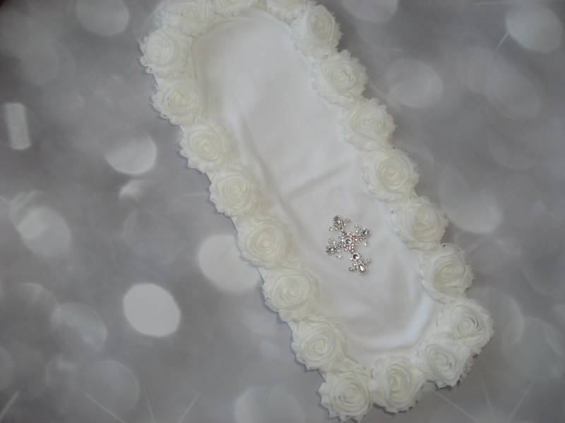 Weißes Spucktuch Mit Off White Shabby Chiffon Blumen Und Strass Kreuz von Etsy - MyLolliflopsLLC