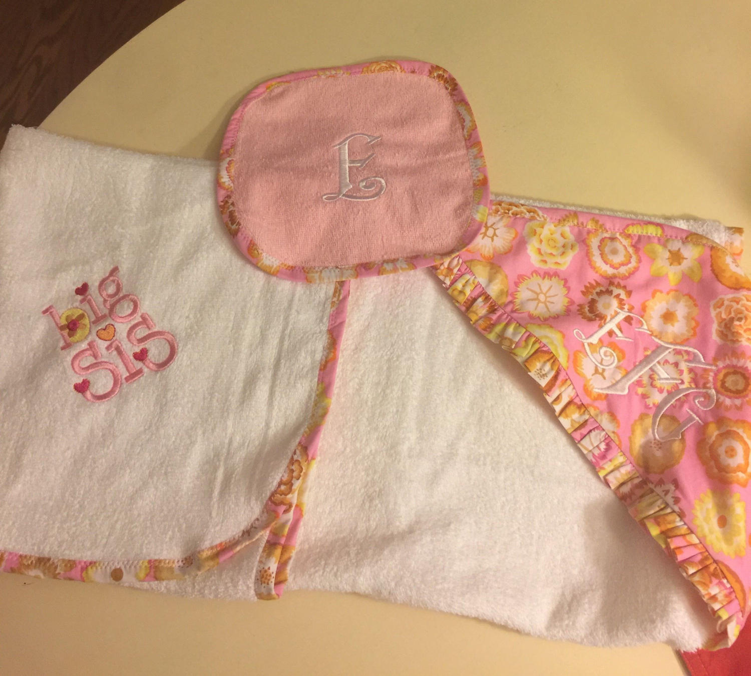 Monogrammiert Kapuzen Baby Handtuch Mit Dazu Passenden Waschlappen von Etsy - MySissyKrissy