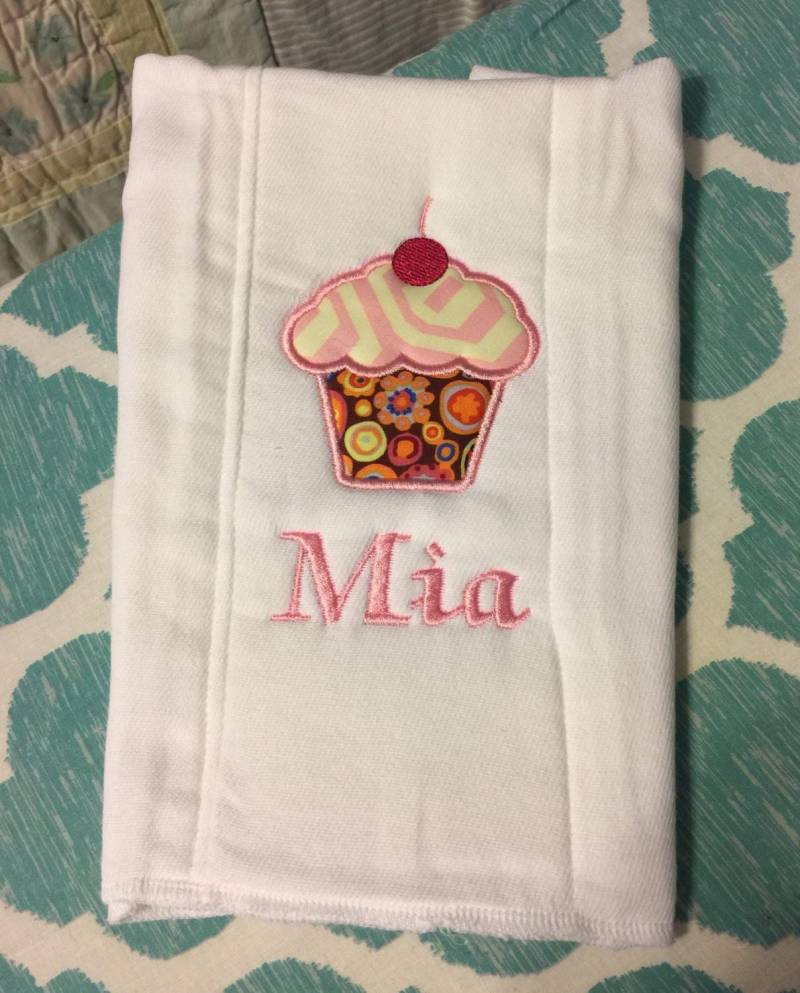 Personalisierte Baby Spucktücher Aus 100 % Baumwolle Gefertigt. Viele Benutzerdefinierte Designs Zur Verfügung Personalisierte Baby Spucktücher Aus 100 % Baumwolle Gefertigt. Viele Benutzerdefinierte Designs Zur Verfügung von Etsy - MySissyKrissy