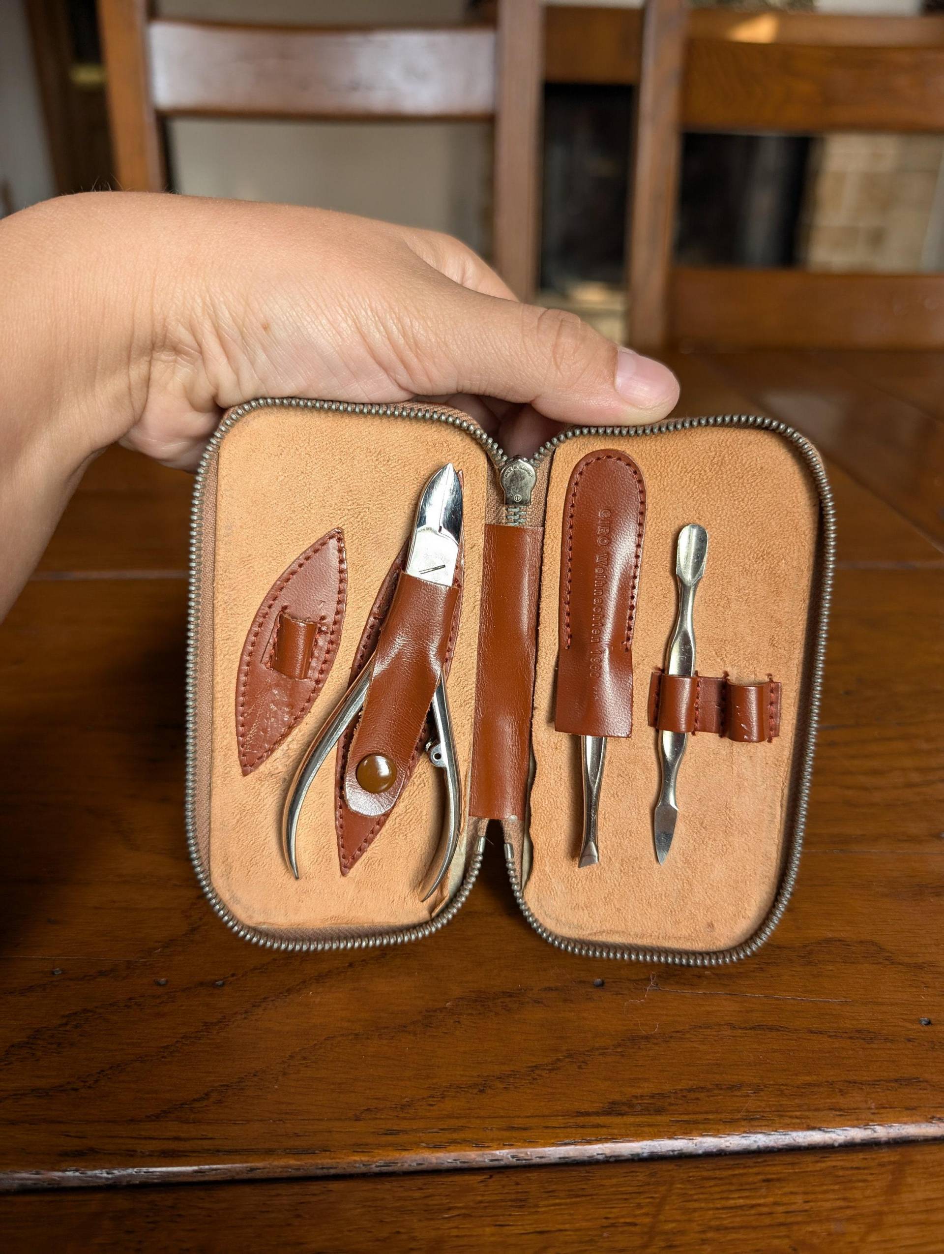 West Germany 60Er Jahre Vintage Reise-Set Kleider Bürste Und Maniküre Set Im Braunen Lederetui von Etsy - MySwissFinds
