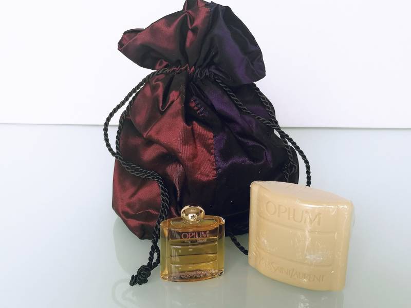 Vintage Set Opium Yves St. Laurent, Geldbörse Mit Miniatur Parfüm Und Seife von Etsy - MyVintageGadgets