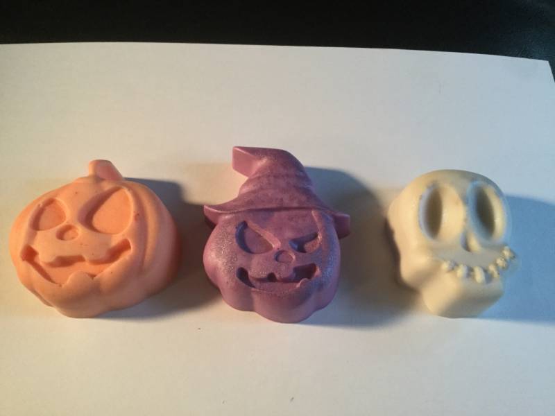 Set Von 3 Kürbislaterne, Kürbislaterne Hexe Und Totenkopf Kürbiskuchen Duftende Handgefertigte Halloween Seifen Kristall Magie Shoppe von Etsy - MysticMerchantGifts