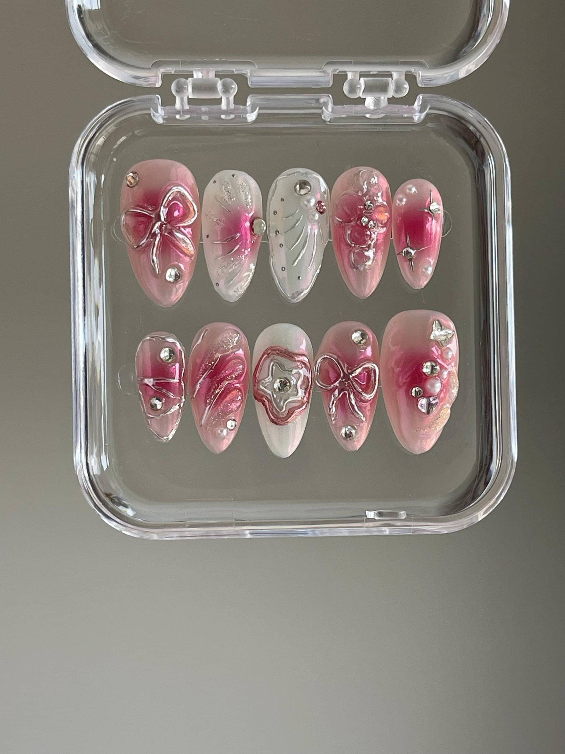 3D Pink Silver Bowknot Press On Nails Handbemalte Kunstacrylgelnägel 3D Pink Silver Bowknot Press On Nails Handbemalte Kunstacrylgelnägel von Etsy - MythicalNailart