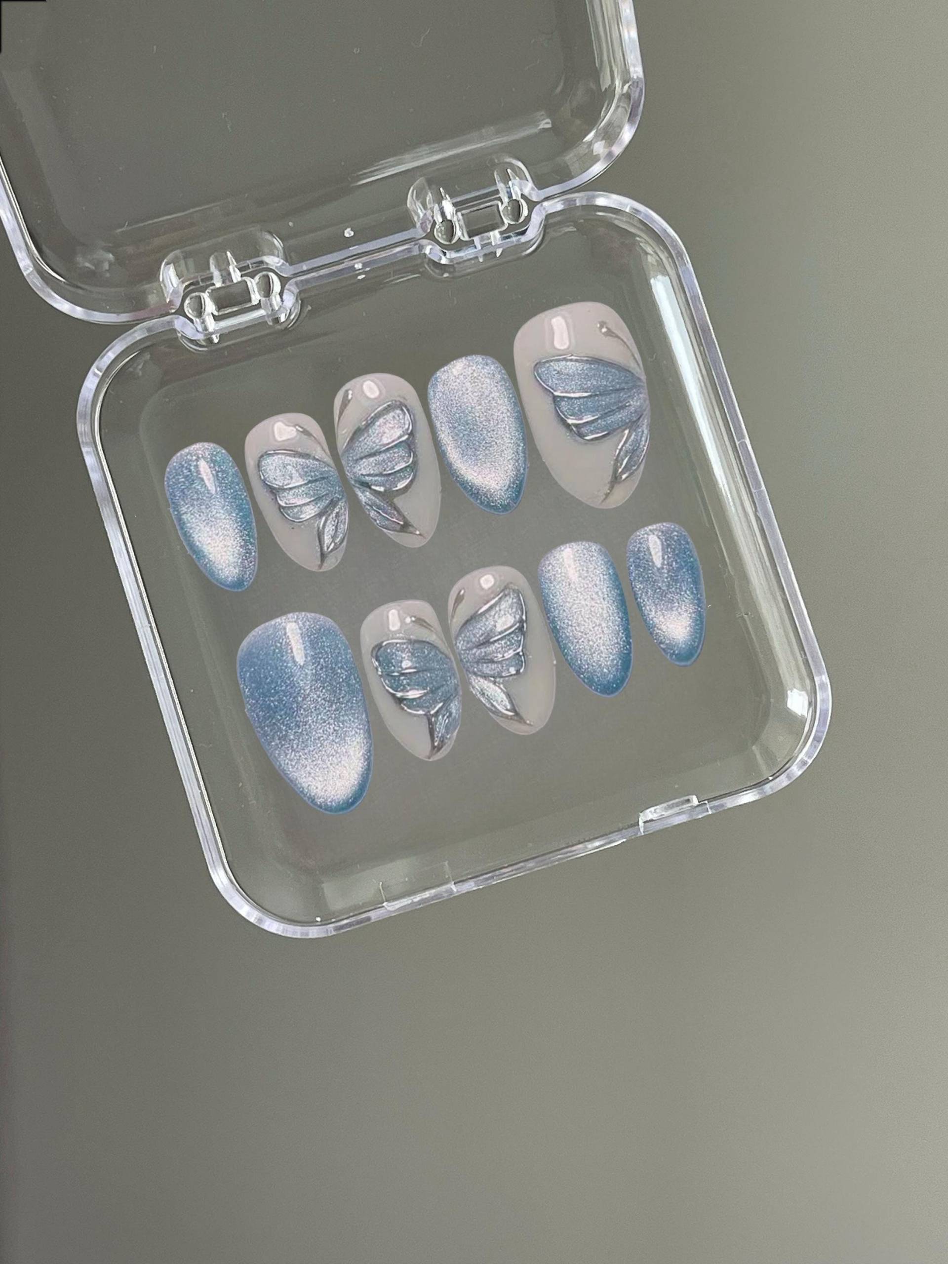 Silber Schmetterling Glitter Press On Nails Handgemachte Faux Acrylgelnägel Silber Schmetterling Glitter Press On Nails Handgemachte Faux Acrylgelnägel von Etsy - MythicalNailart