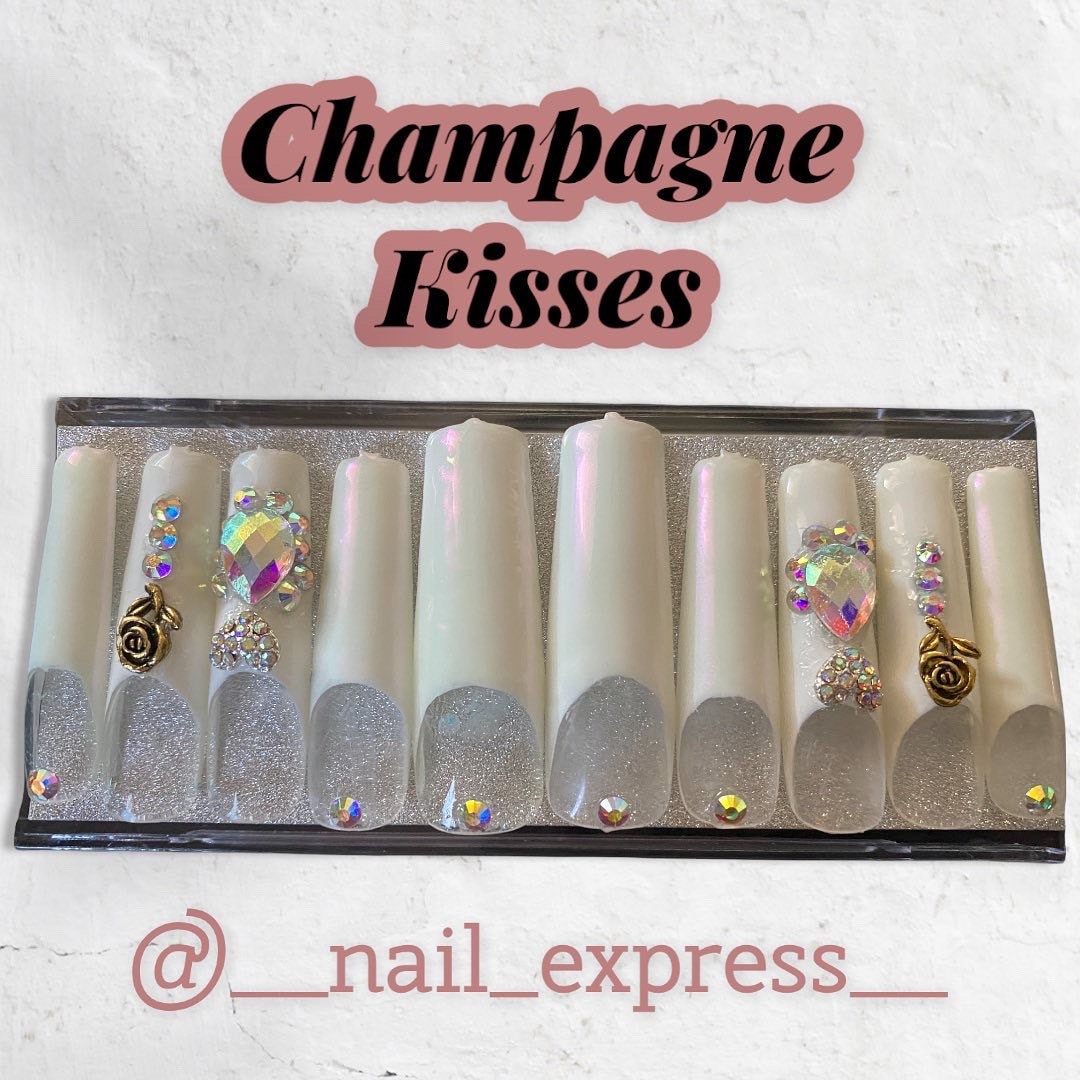 Wiederverwendbare Press On Nails " Champagner Küsse Set Wiederverwendbare Press On Nails " Champagner Küsse Set von Etsy - NAILEDME
