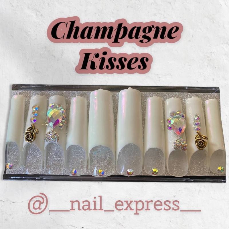 Wiederverwendbare Press On Nails " Champagner Küsse Set von Etsy - NAILEDME