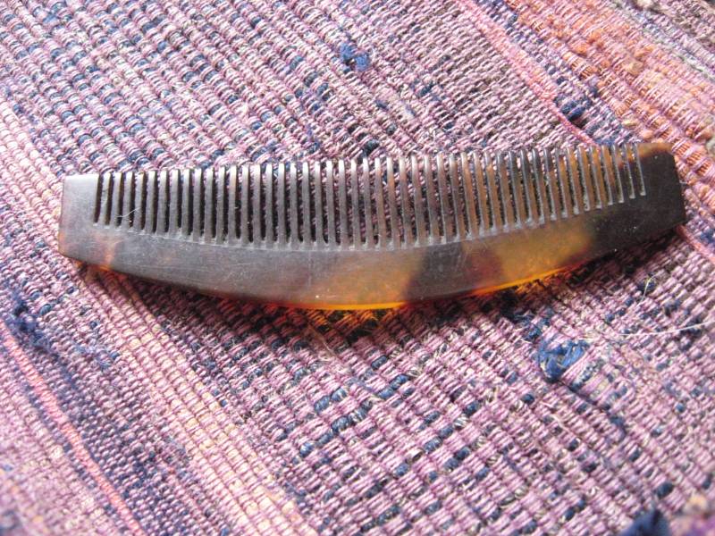 Taschen-Kamm Aus Japan, Horn Oder Bakelit, Alt, Klein, Antik, 8 cm X 2 cm, Hornkamm, Sammlerinnen Taschen-Kamm Aus Japan, Horn Oder Bakelit, Alt, Klein, Antik, 8 cm X 2 cm, Hornkamm, Sammlerinnen von Etsy - NOKIMO