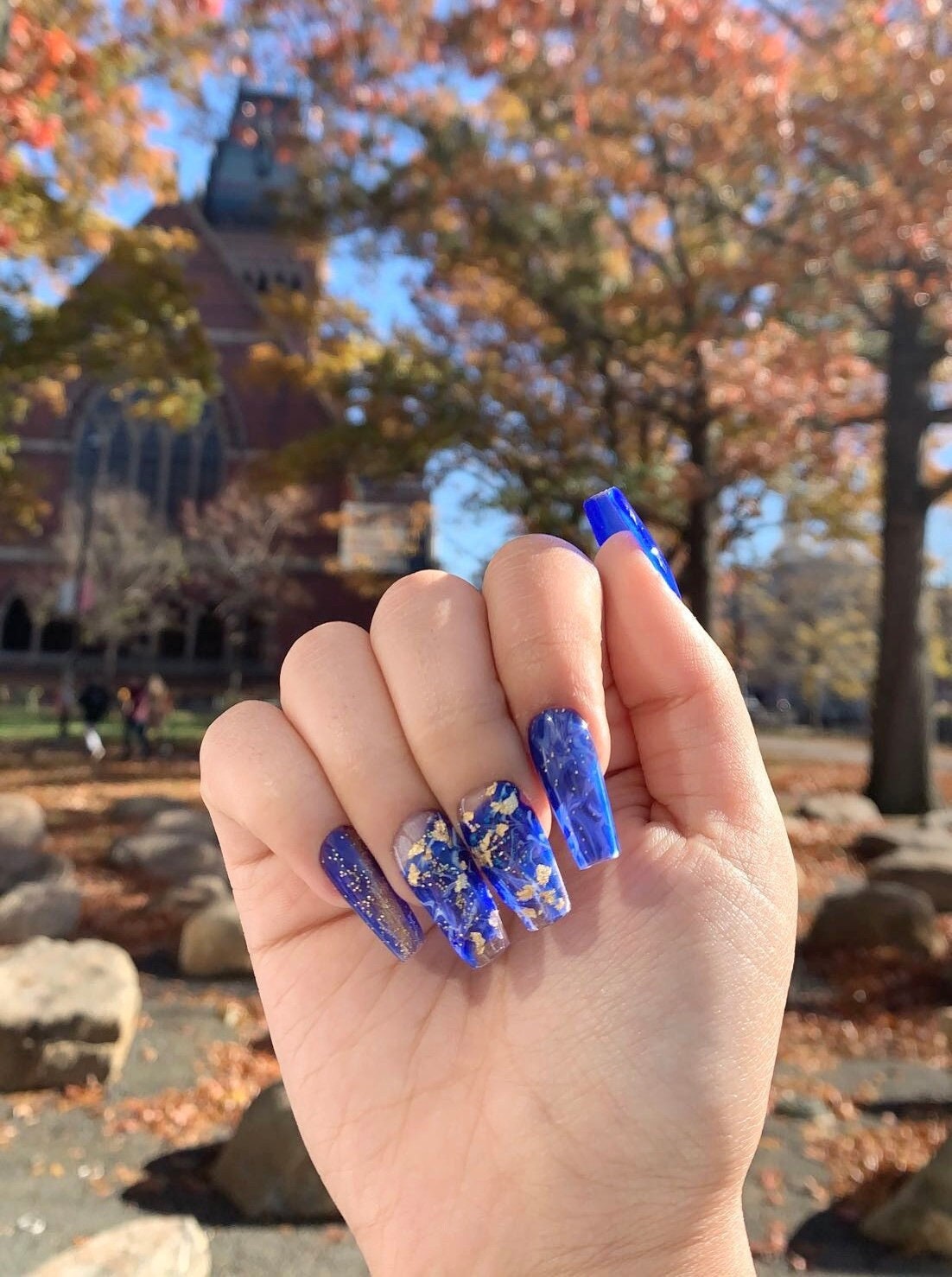 Goldblaue Eiszapfen | Handgemachte Dunkelblaue Marmor Goldnägel von Etsy - NaailsByNeNe