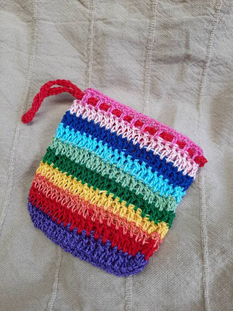 Gehäkeltes Seifen Säckchen Regenbogen Gehäkeltes Seifen Säckchen Regenbogen von Etsy - Nachtklabauter