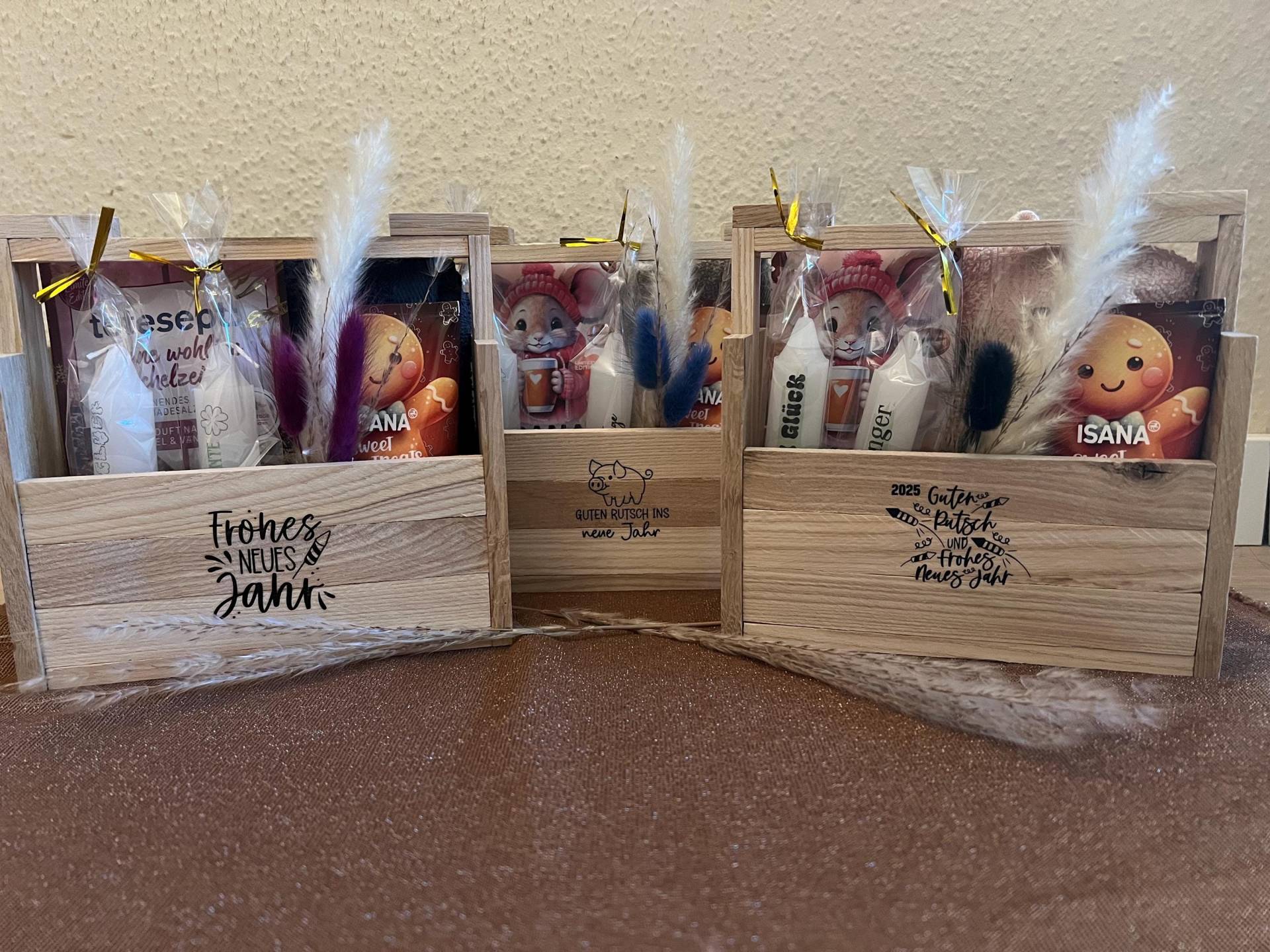 Geschenkhütte To Go, Hüttenzauber, Holzhütte, Silvestergeschenk, Glückskerzen, Badesalz, Geschenk, Easysticks, Geschenk Wohlfühlgesc Geschenkhütte To Go, Hüttenzauber, Holzhütte, Silvestergeschenk, Glückskerzen, Badesalz, Geschenk, Easysticks, Geschenk Wohlfühlgesc von Etsy - NadelfeebyHelena