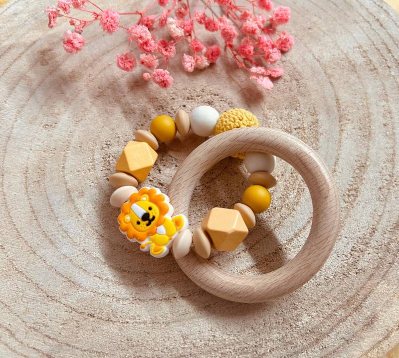 Greifling Rassel Löwe in Gelb Beige Mit Holzperlen Und Silikonperlen von Etsy - NadinesRegenbogen