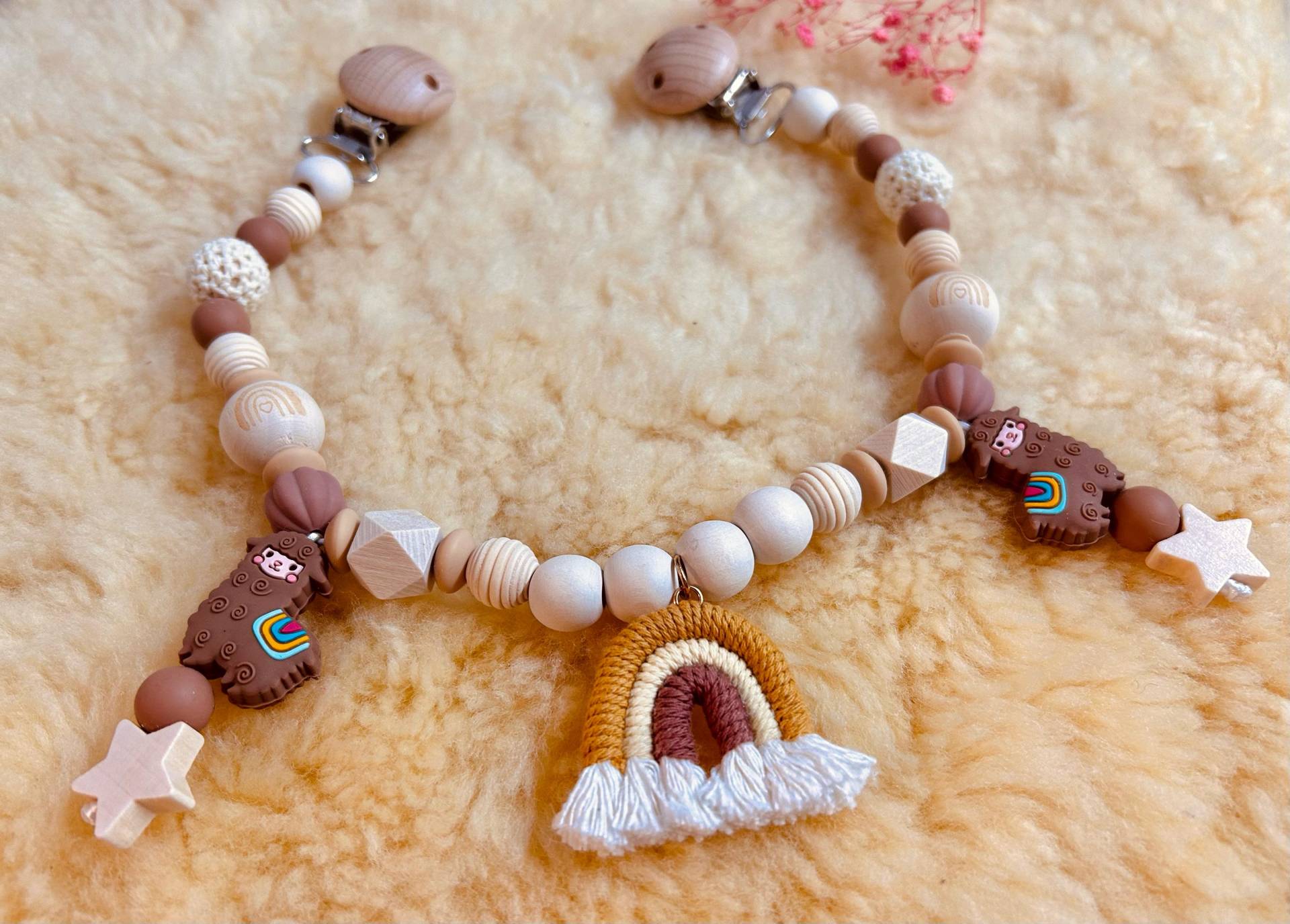 Kinderwagenkette Alpaka Mit Häkelperlen Und Makramee Regenbogen von Etsy - NadinesRegenbogen