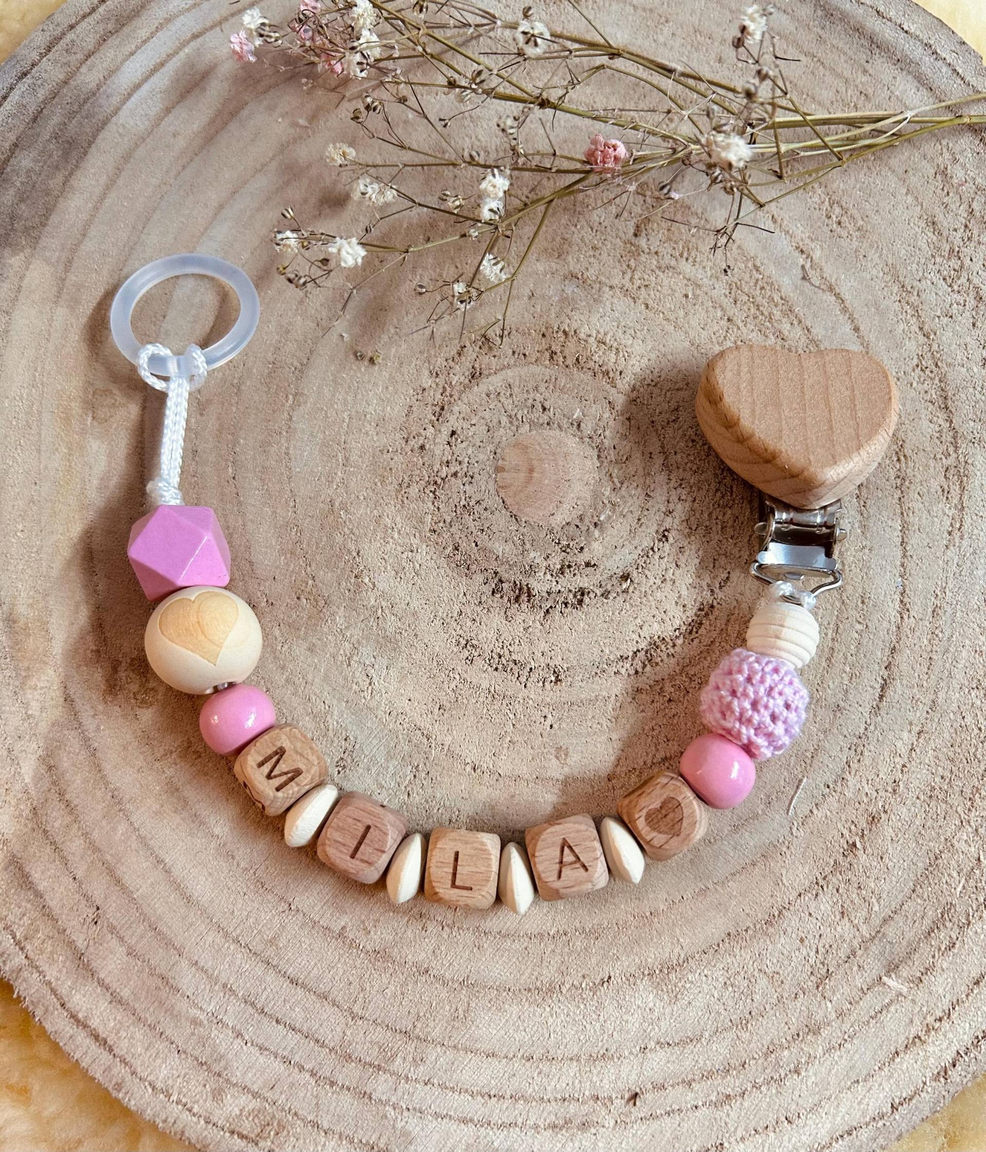 Schnullerkette Herz Mit Namen in Rosa Für Mädchen Geburt Baby Geschenk Personalisiert Schnullerkette Herz Mit Namen in Rosa Für Mädchen Geburt Baby Geschenk Personalisiert von Etsy - NadinesRegenbogen