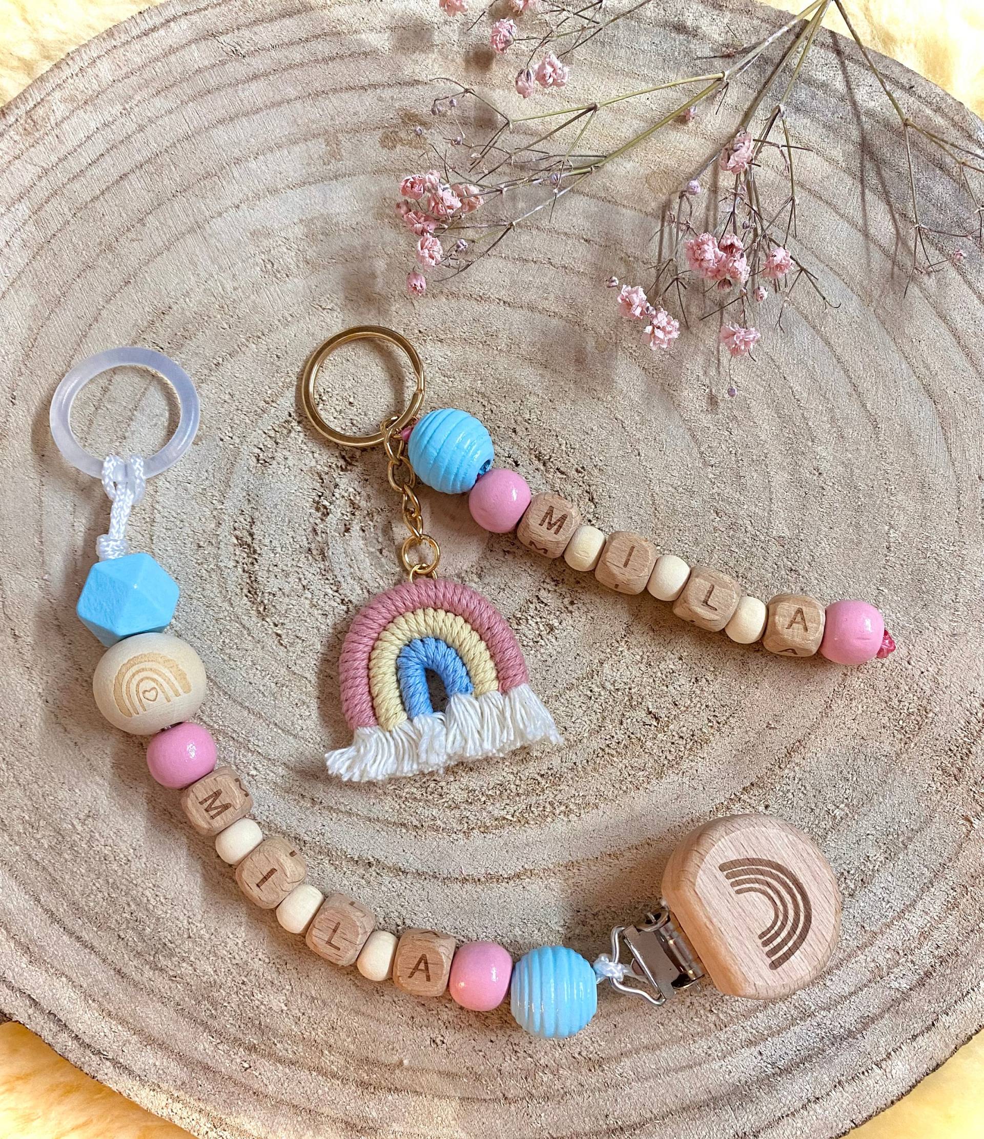 Schnullerkette Regenbogen Mit Namen Passendem Schlüsselanhänger Makramee Als Geschenkset Geschenk Zur Geburt Taufe Babyparty Schnullerkette Regenbogen Mit Namen Passendem Schlüsselanhänger Makramee Als Geschenkset Geschenk Zur Geburt Taufe Babyparty von Etsy - NadinesRegenbogen