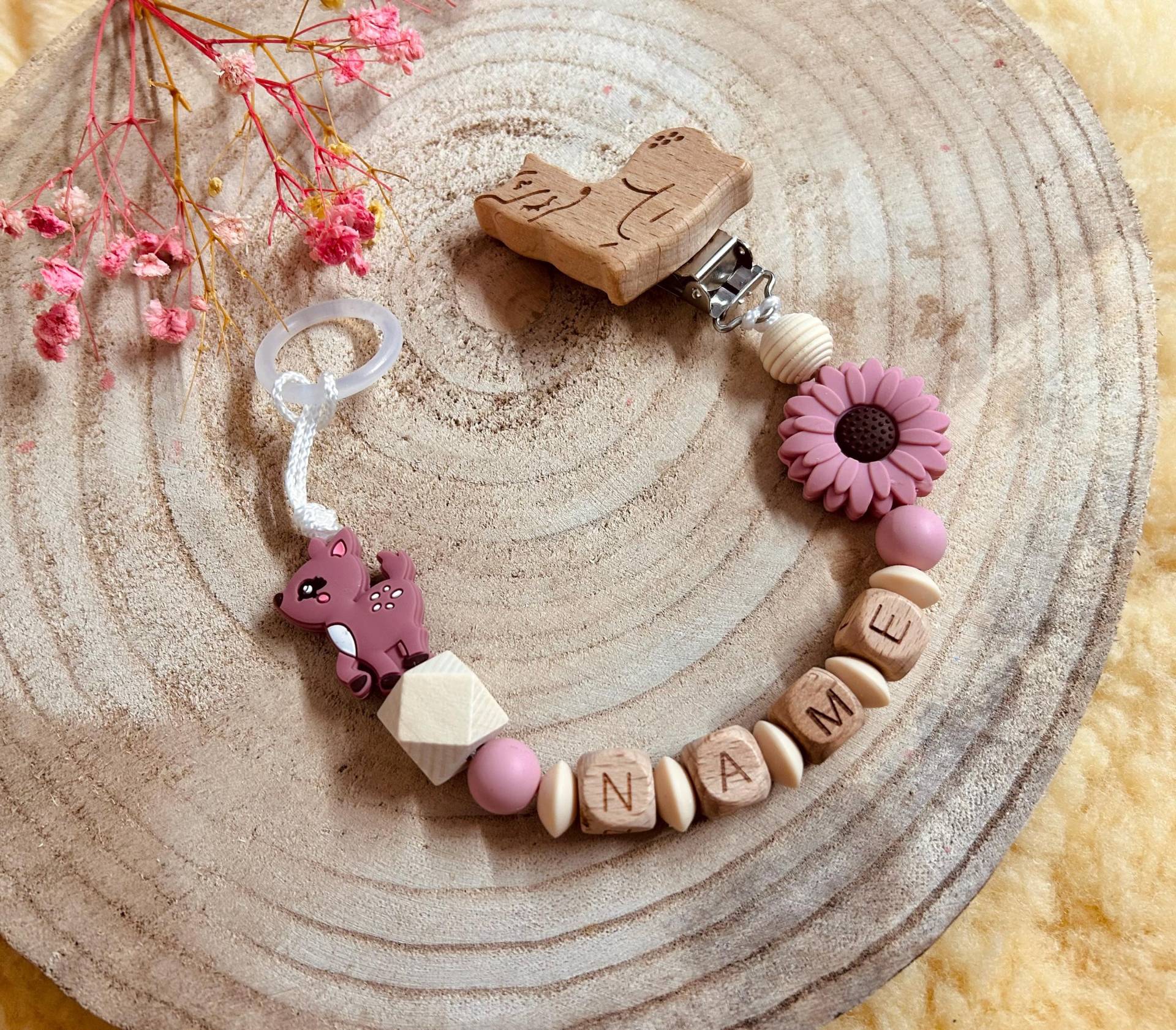 Schnullerkette Reh Blume Waldtiere Mit Namen Personalisiert in Rosa Beere Silikonperlen Und Holzperlen von Etsy - NadinesRegenbogen