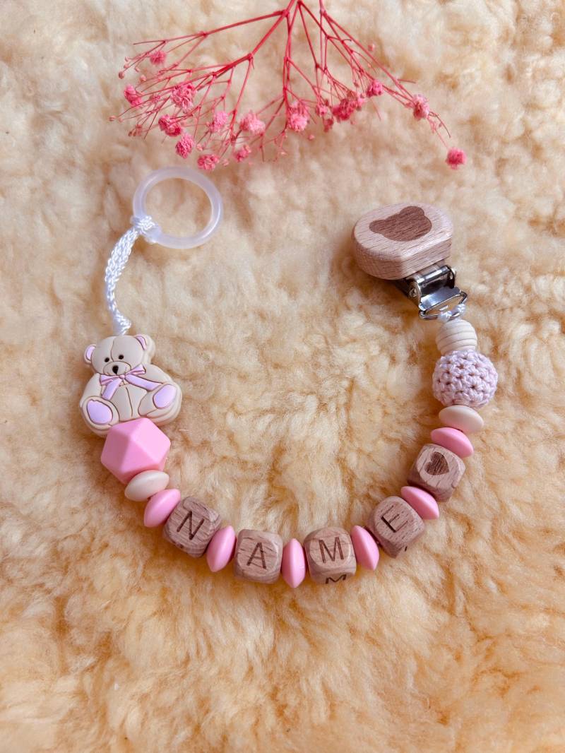 Schnullerkette Teddy Mit Rosa Schleife Namen Personalisiert Häkelperle in Rosa Und Holzperlen Schnullerkette Teddy Mit Rosa Schleife Namen Personalisiert Häkelperle in Rosa Und Holzperlen von Etsy - NadinesRegenbogen