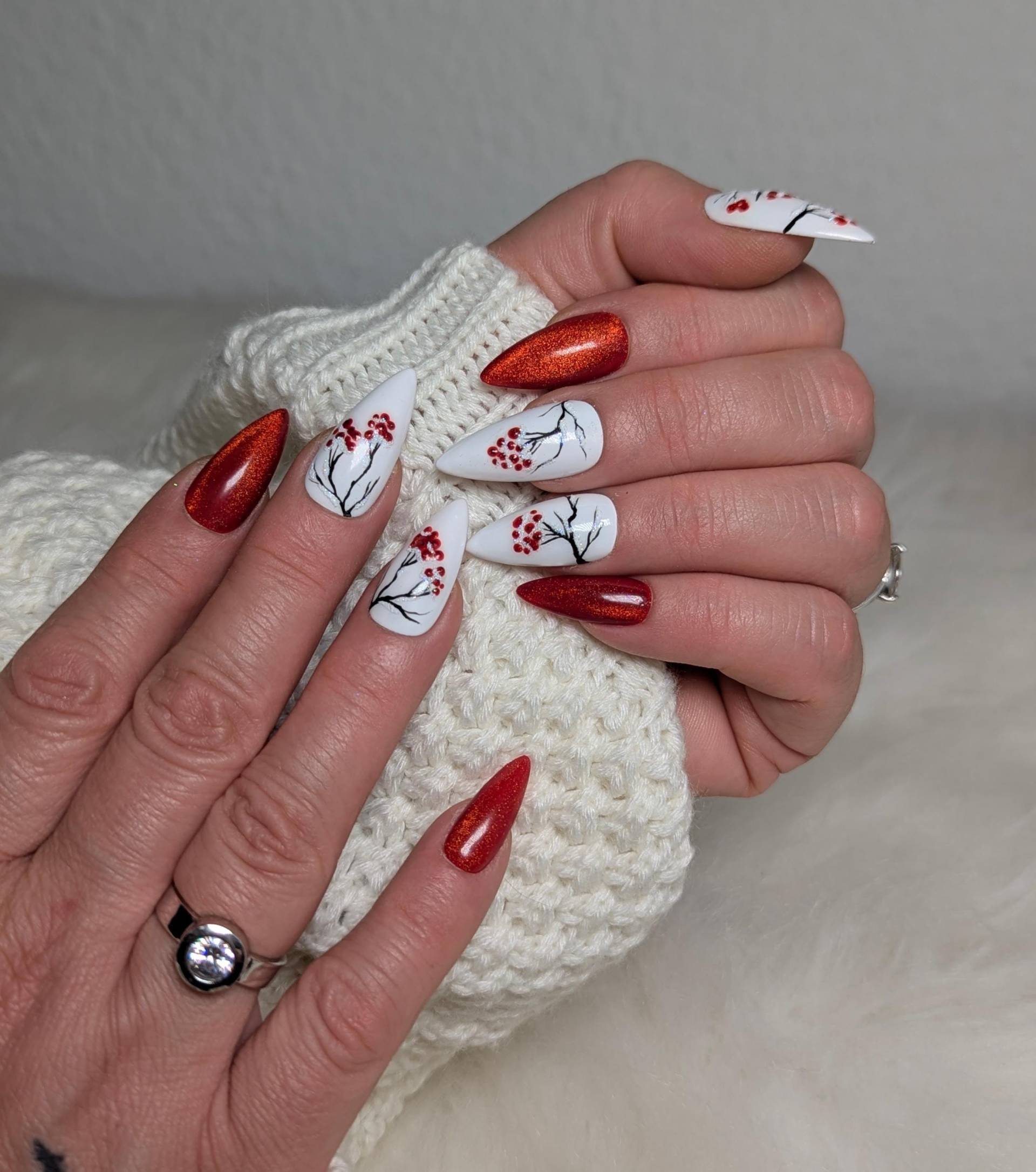 Edle Winterbeeren-Nails | Handgemalte Vogelbeeren Press-On Nägel Rot-Weiß Herbst & Weihnachten von Etsy - NagelUniversum