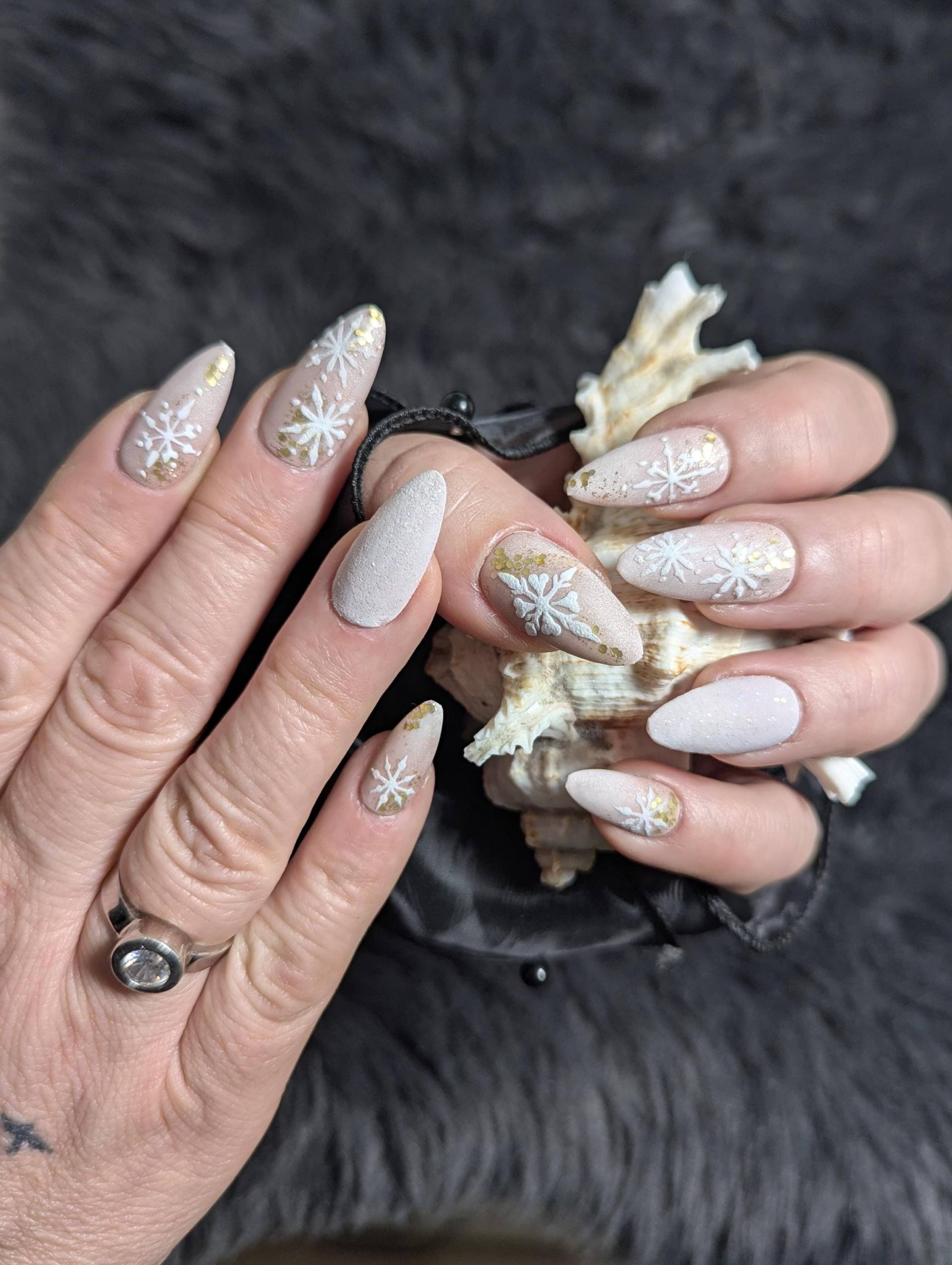 Elegante Press-On Nägel | Rosé-Schnee Glitzer-Design Zarte Schneeflocken Und Gold-Flakes Winterliche Eleganz von Etsy - NagelUniversum