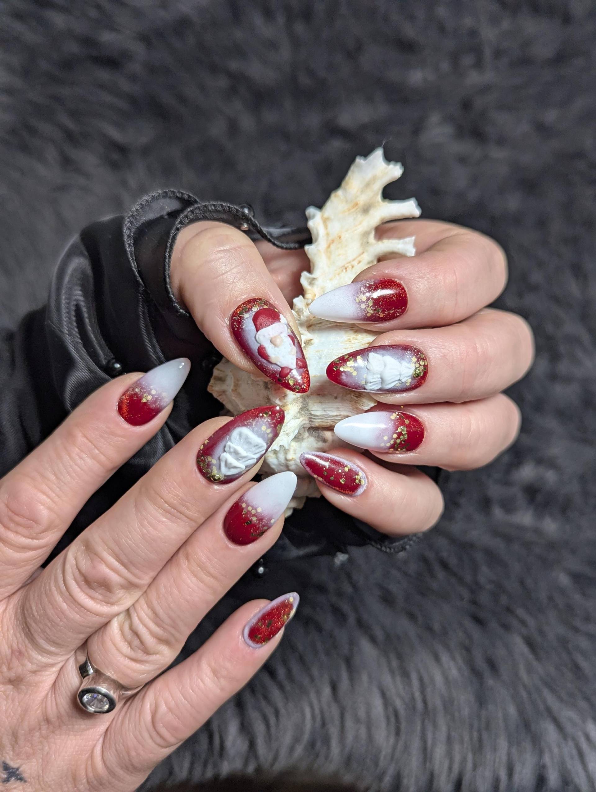 Festliche Press-On Nägel | Santa & Weihnachtsbaum Motiv Tiefrot-Glitzer Mit Schneeweiß Ombré Luxuriöses Weihnachtsdesign von Etsy - NagelUniversum