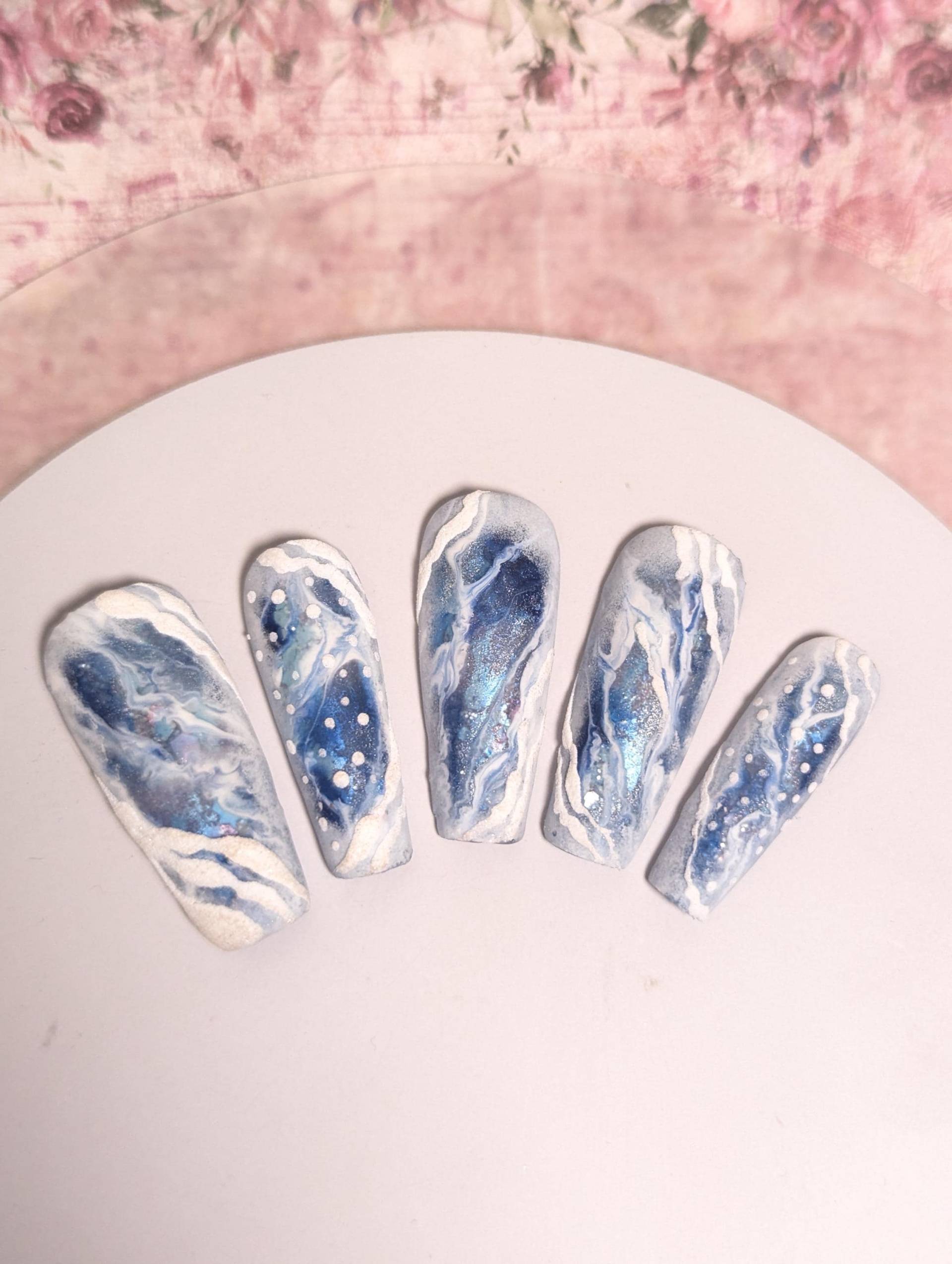 Luxuriöse Press-On Nägel | Eisige Winter-Träume Handgemacht, Blaue Marmor-Optik Mit Schneeflocken Und Glitzer von Etsy - NagelUniversum