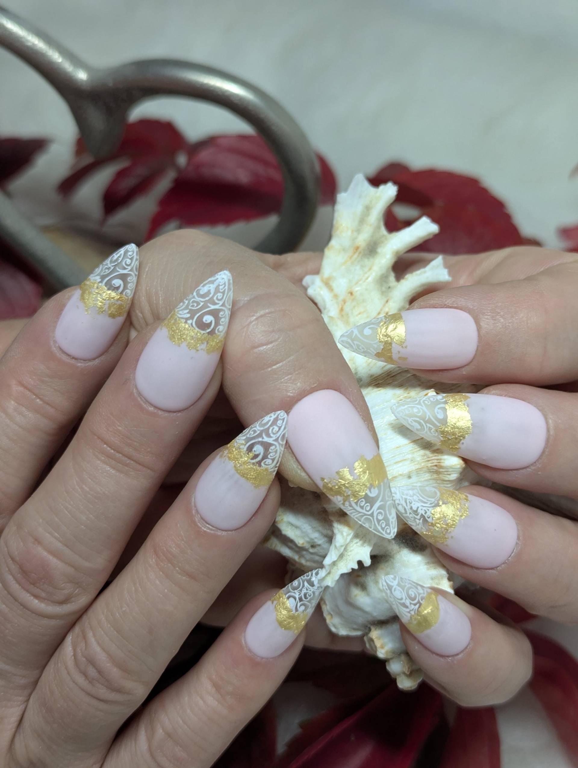 Luxus Stiletto Press-On Pastellrosa, Gold-Akzent & Filigrane Spitze von Etsy - NagelUniversum