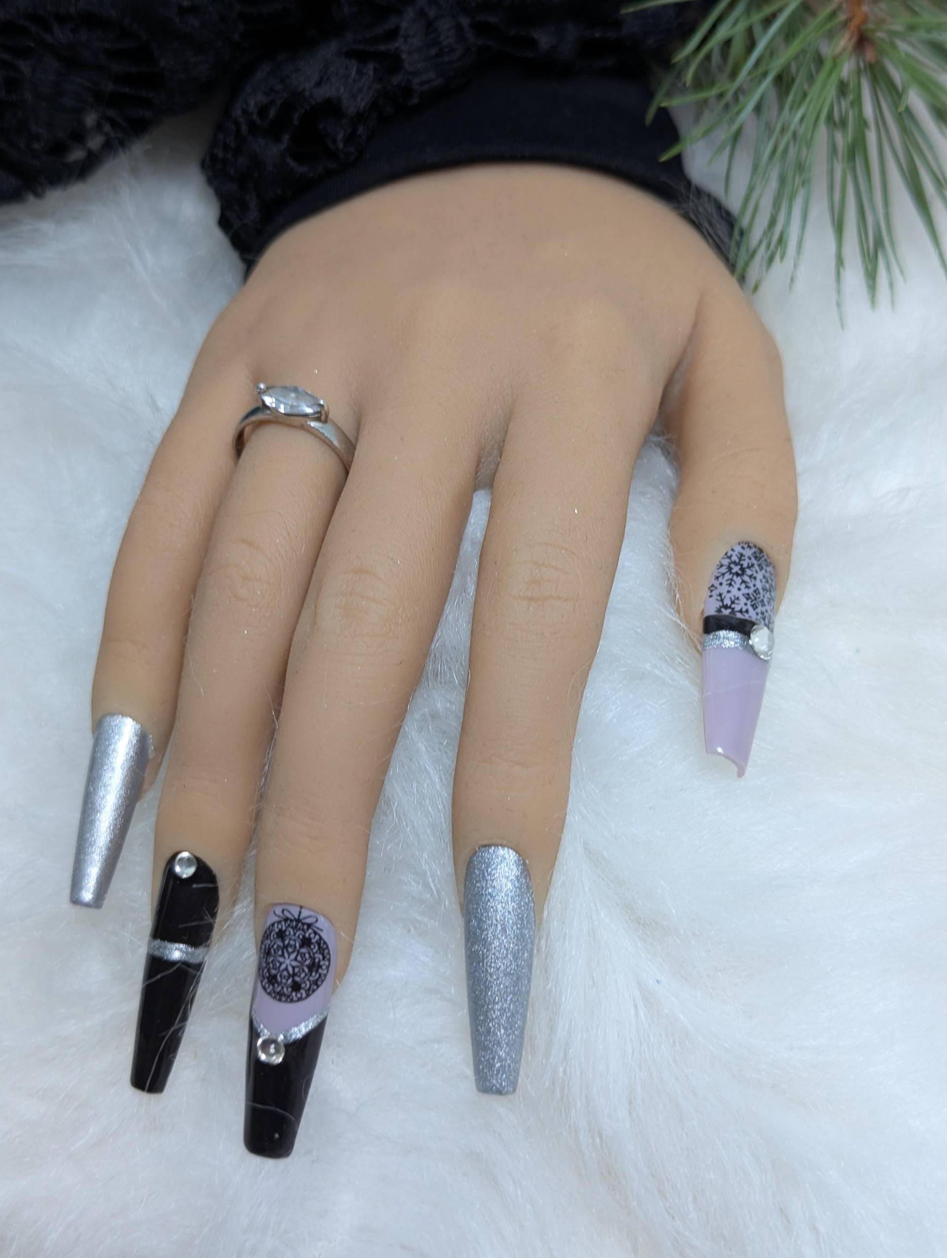 Weihnachtsnägel/Winter Nails Press On Set Nägel Gelnägel /Kunstnägel Schwarz /Grau-Lila Steinchen Weihnachtsnägel/Winter Nails Press On Set Nägel Gelnägel /Kunstnägel Schwarz /Grau-Lila Steinchen von Etsy - NagelUniversum