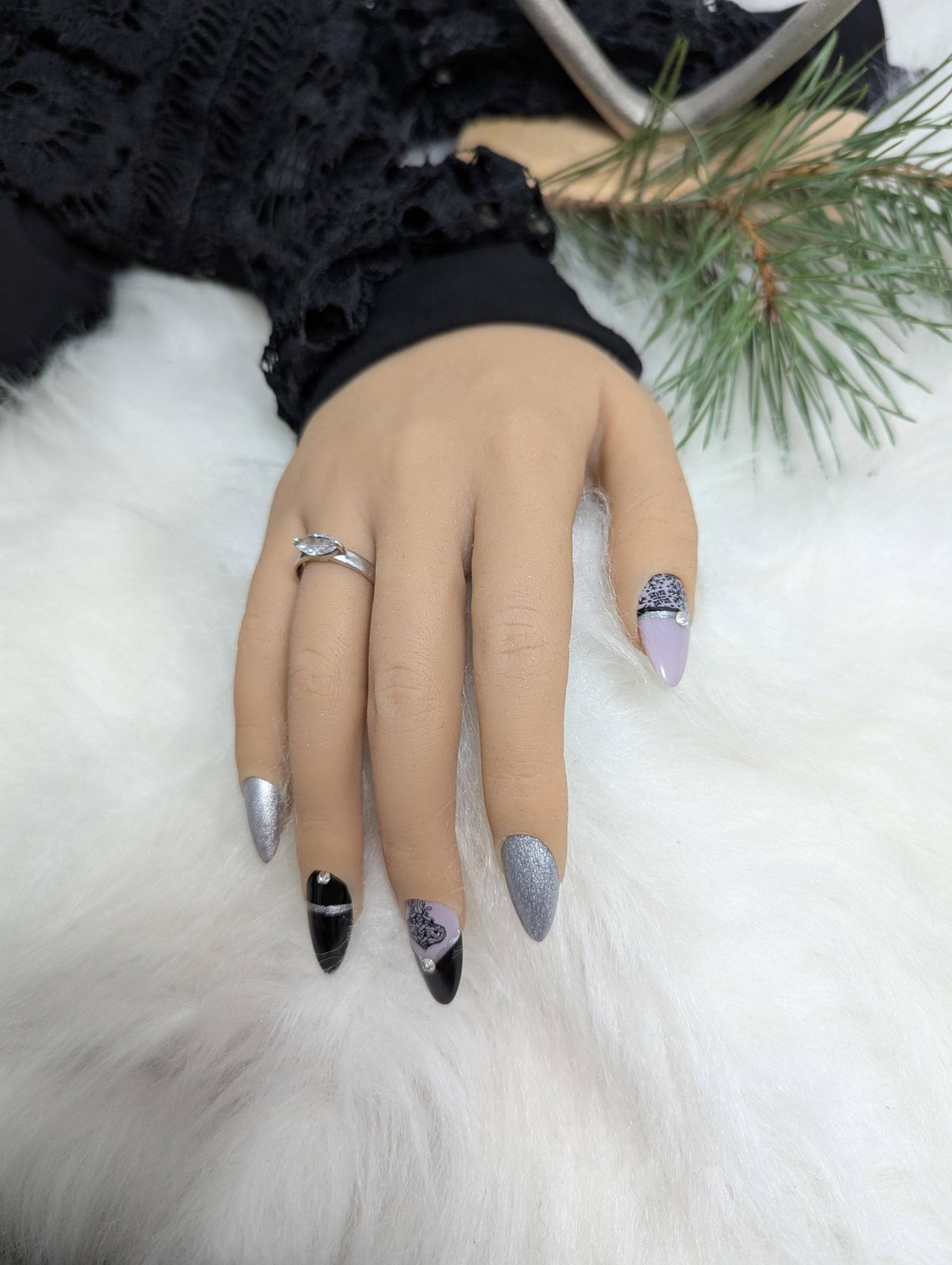 Weihnachtsnägel/Winter Nails Press On Set Nägel Gelnägel /Kunstnägel Schwarz /Grau-Lila Steinchen Weihnachtsnägel/Winter Nails Press On Set Nägel Gelnägel /Kunstnägel Schwarz /Grau-Lila Steinchen von Etsy - NagelUniversum