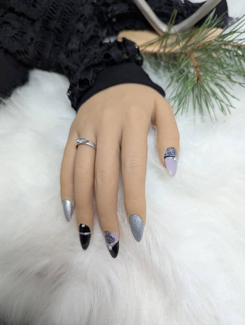 Weihnachtsnägel/Winter Nails Press On Set Nägel Gelnägel /Kunstnägel Schwarz /Grau-Lila Steinchen Weihnachtsnägel/Winter Nails Press On Set Nägel Gelnägel /Kunstnägel Schwarz /Grau-Lila Steinchen von Etsy - NagelUniversum