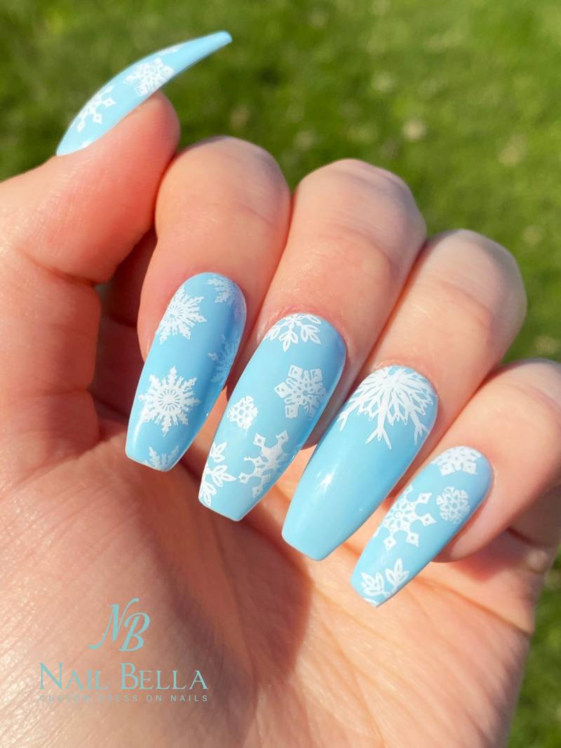 Schneeflocke Blau Drücken Sie Auf Die Nägel | Wiederverwendbares Winter Nagel Set von Etsy - NailBella