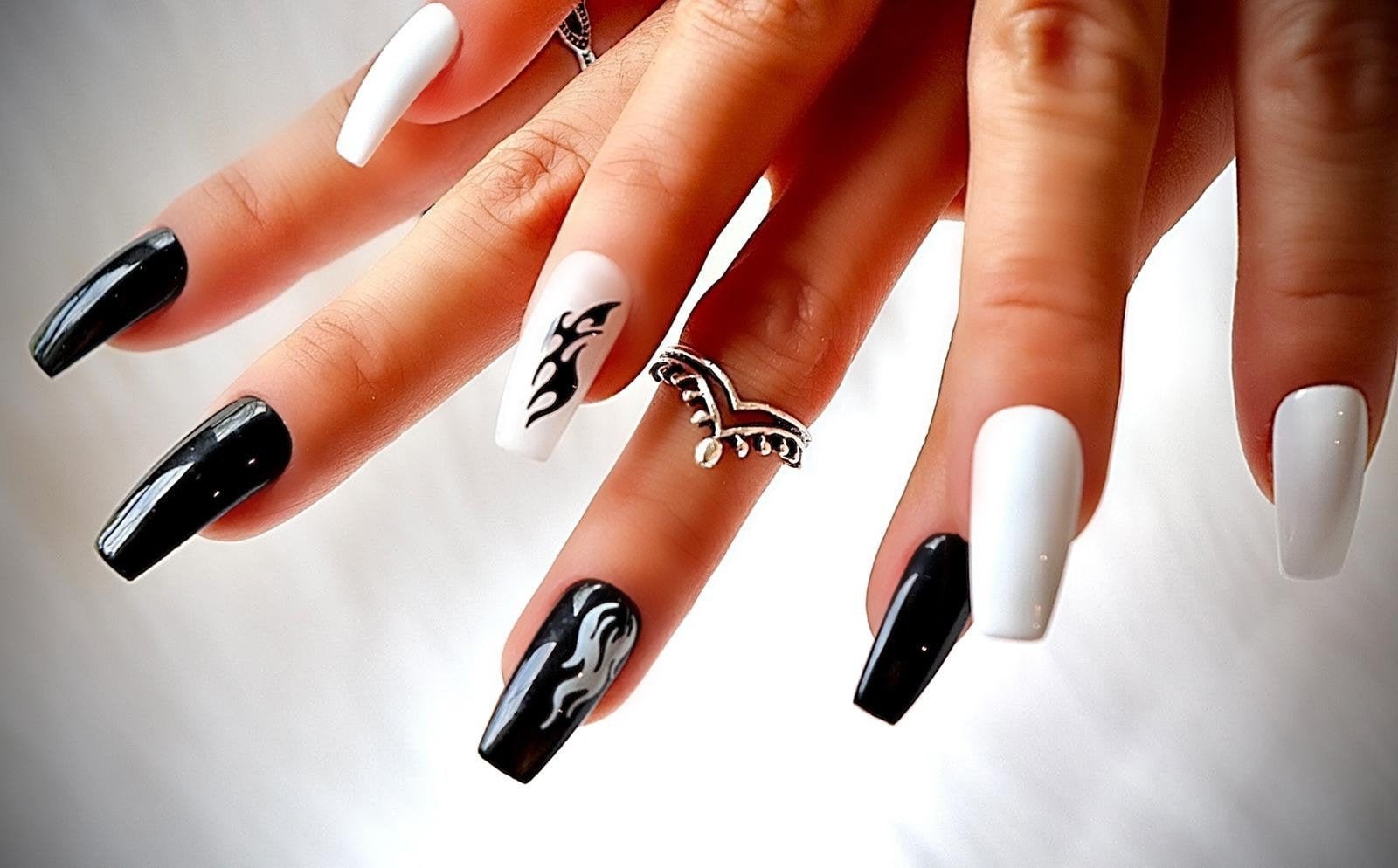 Schwarzweiss-Flammen Drücken Auf Die Nägel Schwarzweiss-Flammen Drücken Auf Die Nägel von Etsy - NailartbySoonie