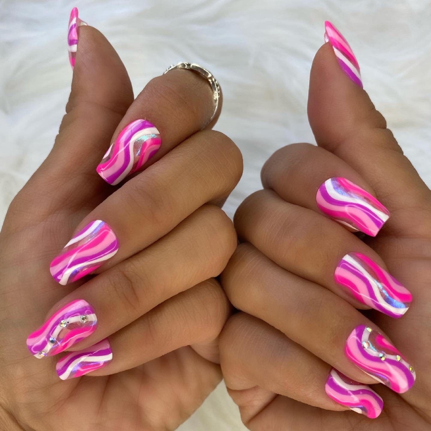 Einhorn-Chrom Mit Rosa Und Weißen Swirl Press On Nails von Etsy - NailartbySoonie