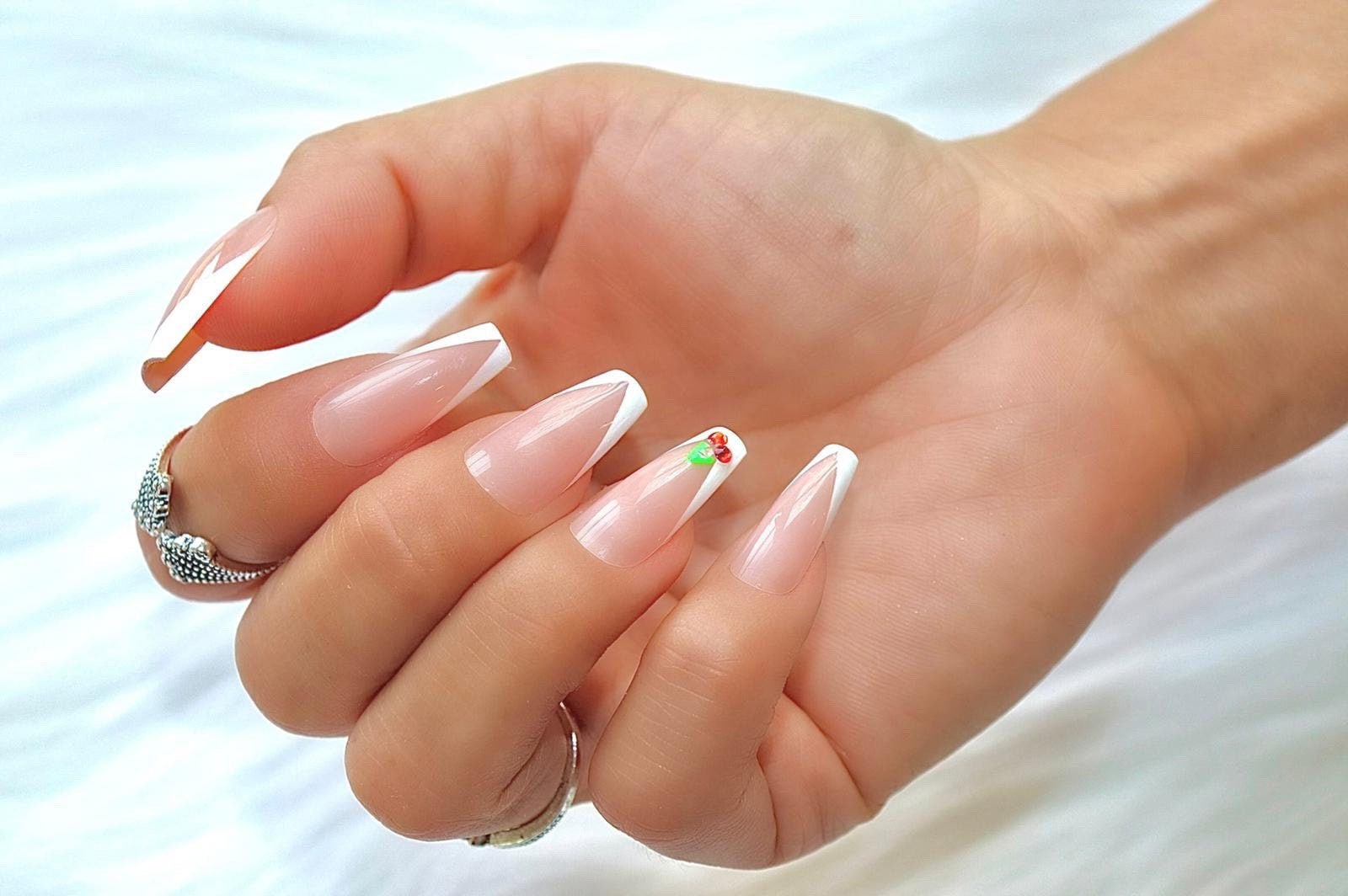 Weiße French Tip Mit Cherry On Top Press Nägel Weiße French Tip Mit Cherry On Top Press Nägel von Etsy - NailartbySoonie