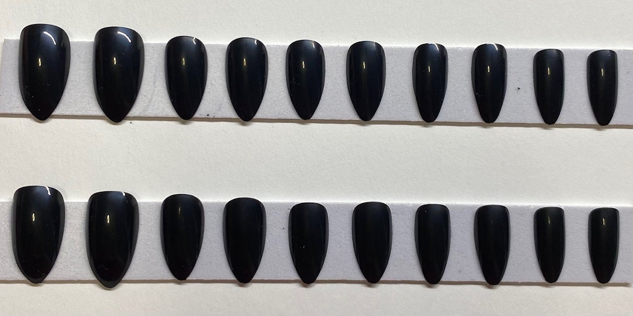 Schwarzes Medium Stiletto Press On Nagel Kit von Etsy - NailditbyTara