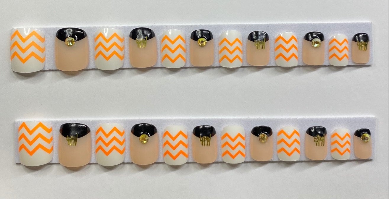 Weiß Mit Orange Zig Zags, Akt Schwarzen Halbmonden Und Gold Strasssteinen Katze Pailletten Halloween Short Square Press On Nail Kit Weiß Mit Orange Zig Zags, Akt Schwarzen Halbmonden Und Gold Strasssteinen Katze Pailletten Halloween Short Square Press On Nail Kit von Etsy - NailditbyTara