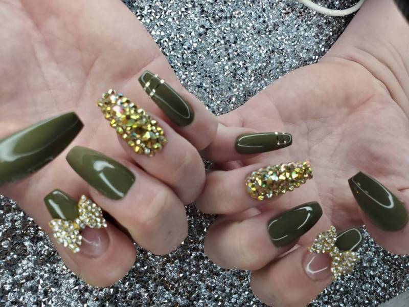 Armee Grün Und Gold Bling Nägel W/Gold Kristall Bogen Drücken Auf Jede Form Lange Sarg Fallen Kostenloser Versand von Etsy - NailedByRachel