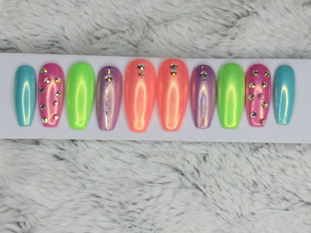 Bunte Regenbogen Chrom Bling Nägel Einhorn Neon Sarg Drücken Auf Mit Kristallen Pastell Ostern von Etsy - NailedByRachel