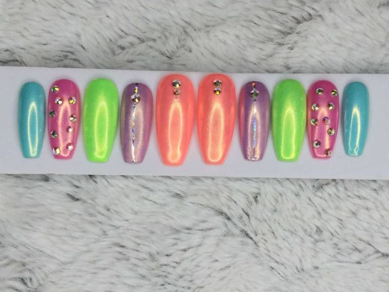 Bunte Regenbogen Chrom Bling Nägel Einhorn Neon Sarg Drücken Auf Mit Kristallen Pastell Ostern Bunte Regenbogen Chrom Bling Nägel Einhorn Neon Sarg Drücken Auf Mit Kristallen Pastell Ostern von Etsy - NailedByRachel
