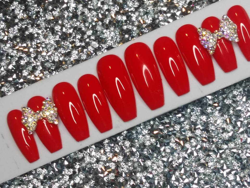 Kirschrote Nägel Mit Silberner Kristallschleife Sargpresse Auf Gelnägeln Kostenloser Versand Kirschrote Nägel Mit Silberner Kristallschleife Sargpresse Auf Gelnägeln Kostenloser Versand von Etsy - NailedByRachel