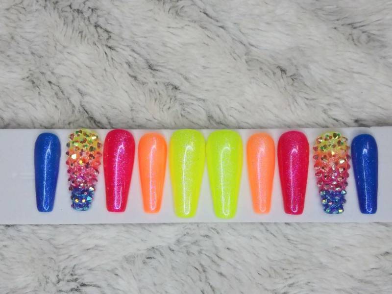 Neon Regenbogen Glitzer Bling Nägel Mit Irisierenden Kristallen Verjüngt Ballerina Jede Form Press Auf Versandkostenfrei Neon Regenbogen Glitzer Bling Nägel Mit Irisierenden Kristallen Verjüngt Ballerina Jede Form Press Auf Versandkostenfrei von Etsy - NailedByRachel