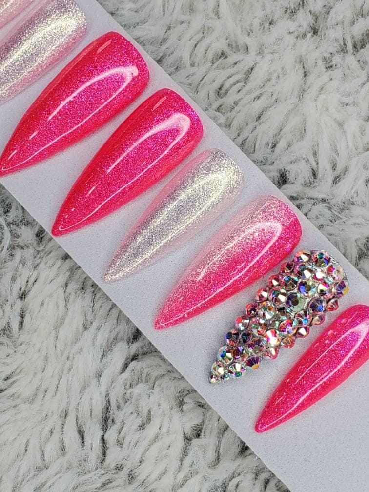 Neon Rosa Bling Nägel Glitzer Barbie Heiße & Weiß Ombre Diamant Drücken Auf Lange Scharfe Stiletto Jede Form Neon Rosa Bling Nägel Glitzer Barbie Heiße & Weiß Ombre Diamant Drücken Auf Lange Scharfe Stiletto Jede Form von Etsy - NailedByRachel