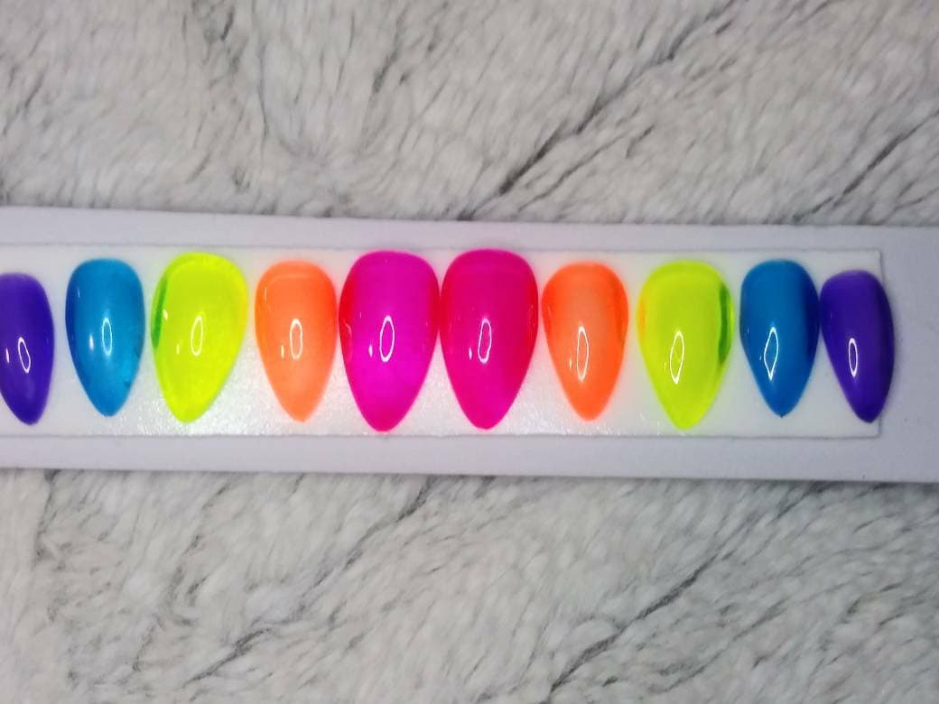Regenbogen Neon Gelee Kurze Stiletto Drücken Auf Nägel - Voller Satz Hell Jede Form von Etsy - NailedByRachel