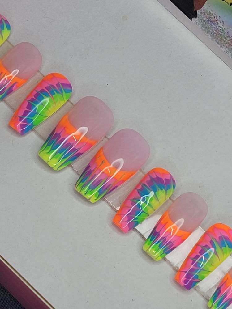 Regenbogen Neon Tye-Die Nägel Kurze/Mittlere Sargnägel French Tip Bunte Pride Month Regenbogen Neon Tye-Die Nägel Kurze/Mittlere Sargnägel French Tip Bunte Pride Month von Etsy - NailedByRachel