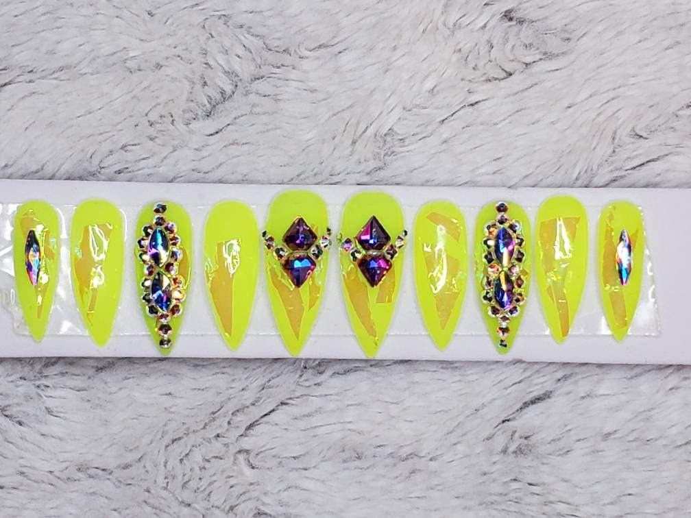 Super Bling Helle Neon Gelb Hologramm Effekt Nägel Mit Kristallen - Lange Scharfe Stiletto Drücken Auf Jede Form von Etsy - NailedByRachel