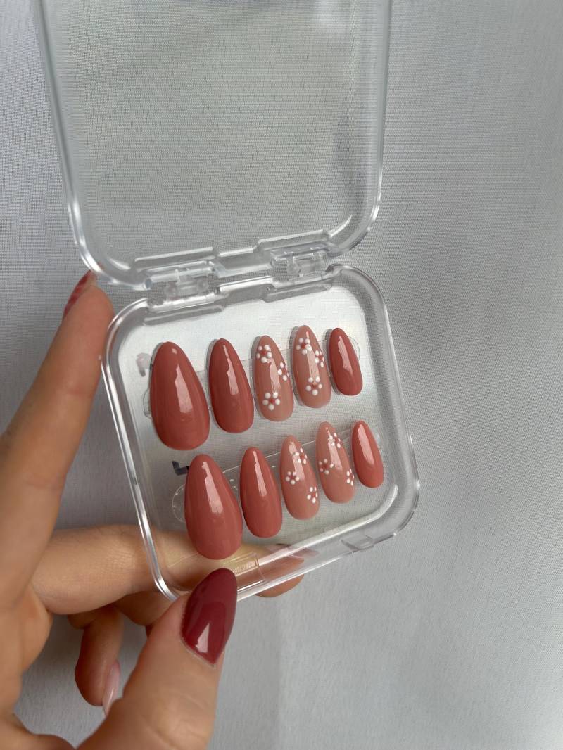 Basic Spring Press-On Nails With Flowers von Etsy - NailedItManicureDE